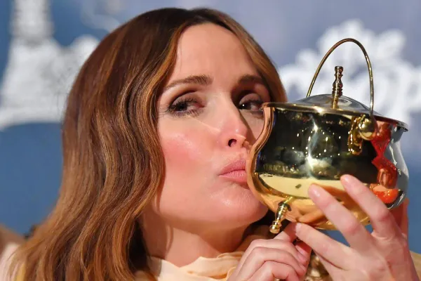 Rose Byrne Roasted at Harvard’s Hasty Pudding for Calling Bobby Cannavale Her “Husband”