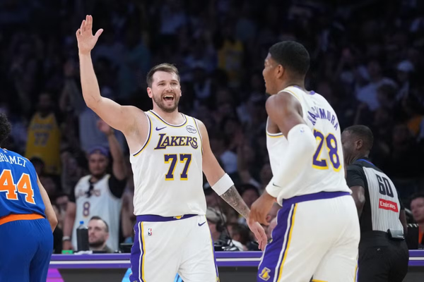 NBA roundup: Lakers storm to victory as Spurs dominate
